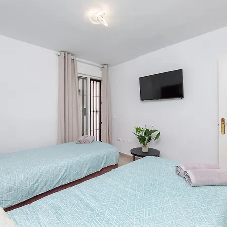 Cozy 4 Bedroom Townhouse With Swimming Pool *