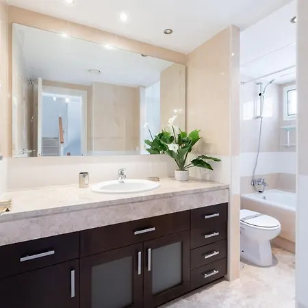 Cozy 4 Bedroom Townhouse With Swimming Pool Holiday home