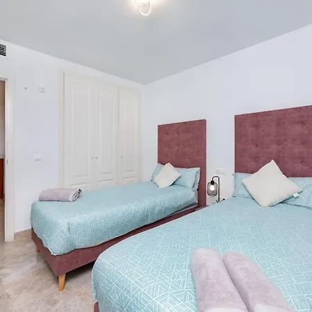 Cozy 4 Bedroom Townhouse With Swimming Pool Holiday home