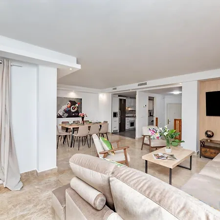 Cozy 4 Bedroom Townhouse With Swimming Pool Holiday home