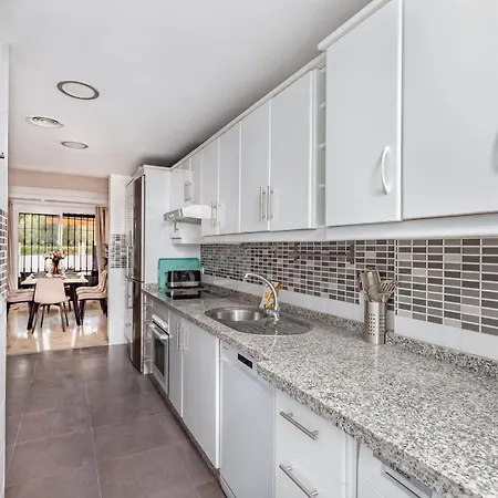 Cozy 4 Bedroom Townhouse With Swimming Pool *