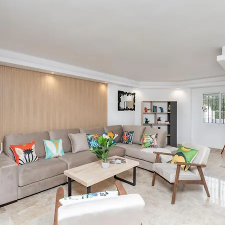 Cozy 4 Bedroom Townhouse With Swimming Pool *