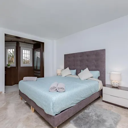 Cozy 4 Bedroom Townhouse With Swimming Pool Holiday home *