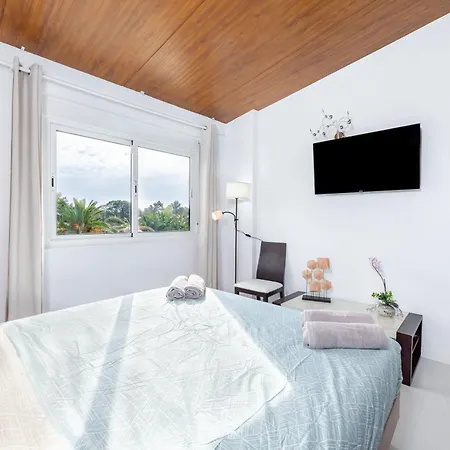 Cozy 4 Bedroom Townhouse With Swimming Pool *