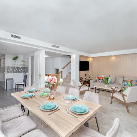 Cozy 4 Bedroom Townhouse With Swimming Pool